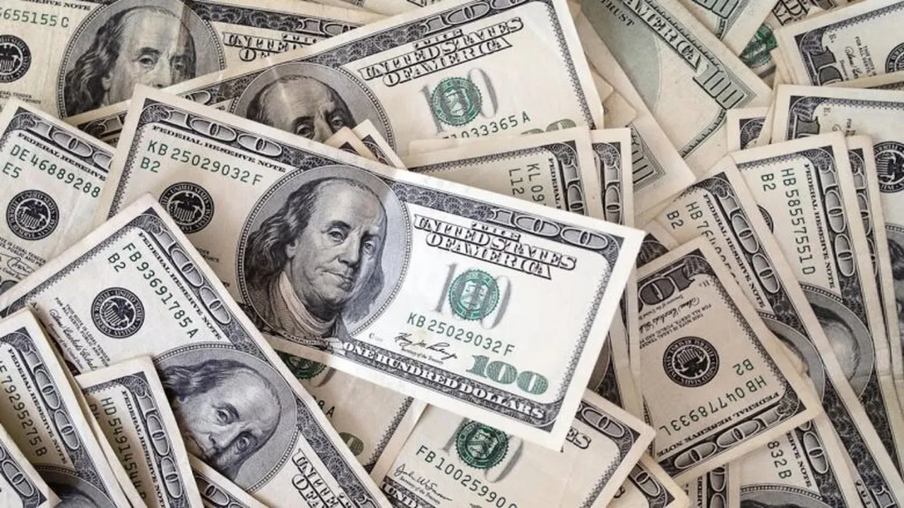 الرقم الجديد يصدم الأسواق.. انفجار مفاجئ في سعر صرف 100 دولار مقابل الدينار العراقي اليوم